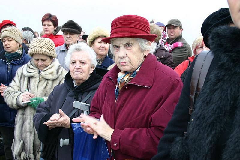 Odhalení bronzové sochy holčičky na Pomníku dětským obětem války v Lidicích