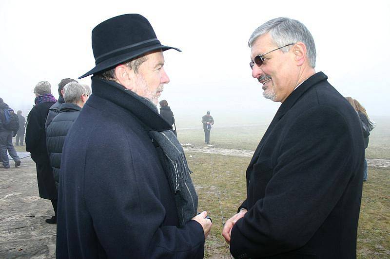 Odhalení bronzové sochy holčičky na Pomníku dětským obětem války v Lidicích