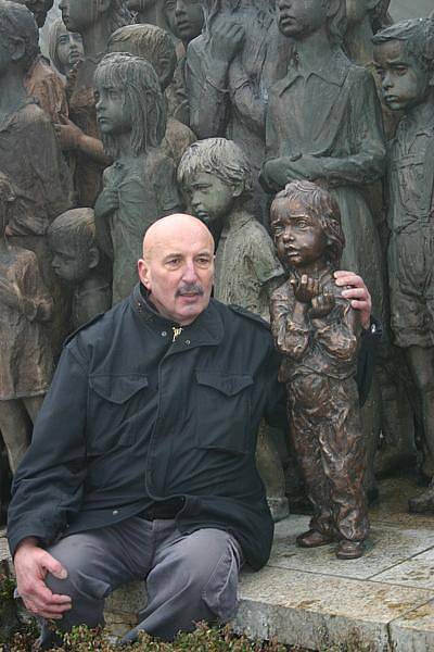 Odhalení bronzové sochy holčičky na Pomníku dětským obětem války v Lidicích