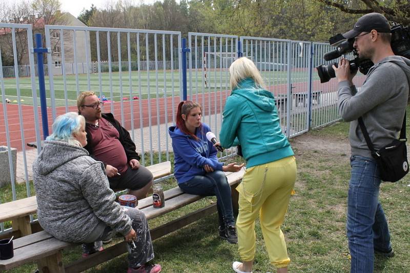 Lidé z vyhořelé ubytovny na ulici nepůjdou. Vedení města hledá řešení.