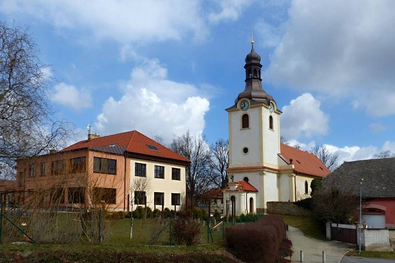 Historický zvon odlitý roku 1484 v Praze zvonařem mistrem Hanušem rozezněli i v Družci. Jako zvoníci se vystřídali starosta Zdeněk Kofent, Tomáš Carvan a kronikář Vladimír Drvota.