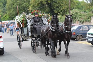 Pohřební průvod s koňmi prošel Kladnem.