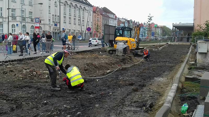 Budová nových chodníků na náměstí Svobody v Kladně.