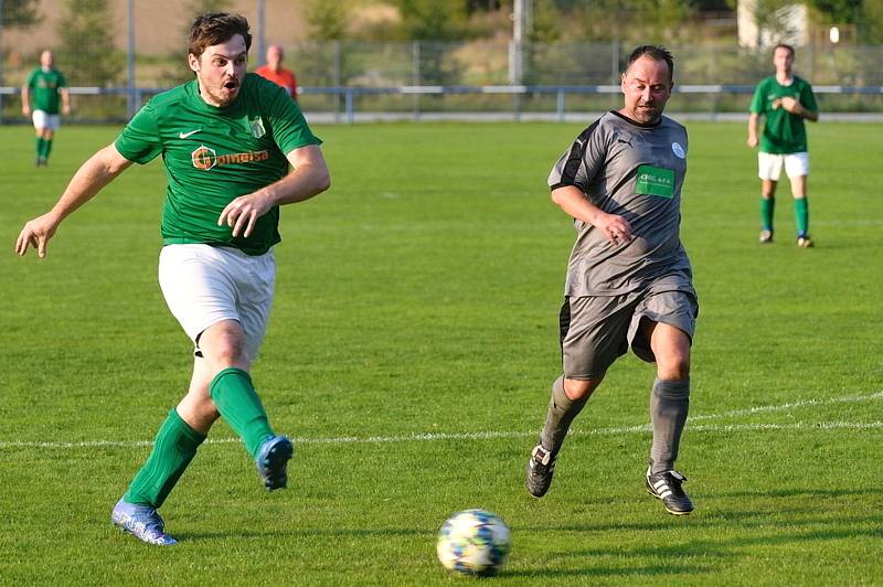 Velká Dobrá (v šedém) hostující Běleč v duelu III. třídy A nešetřila, trestala její chyby a vyhrála 6:2!