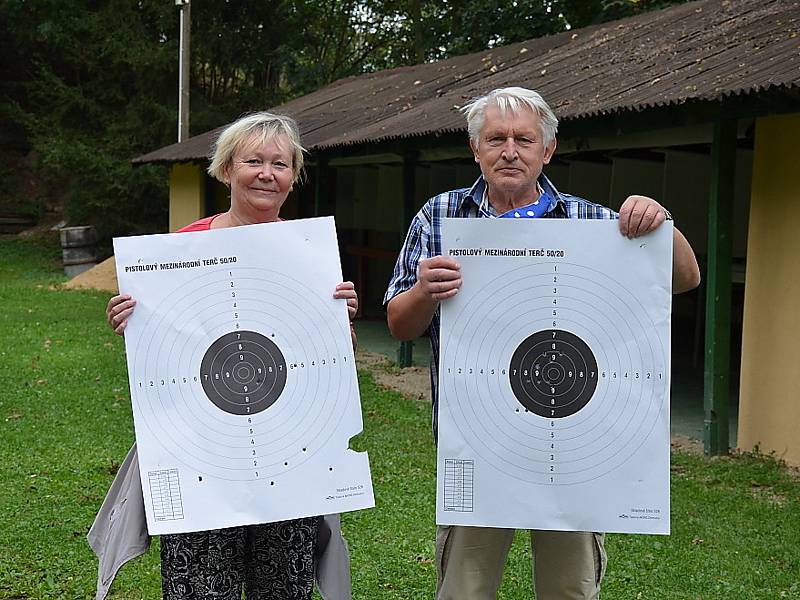 Druhý ročník soutěže střelby z pistole ve Zvoleněvsi na počest válečného veterána Ludvíka Darovce.