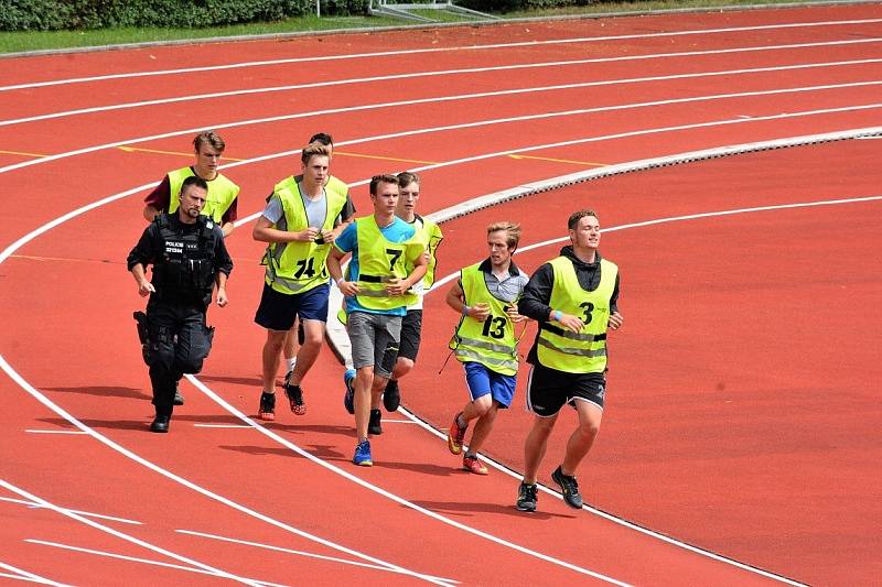 Přes bariéry s policií.