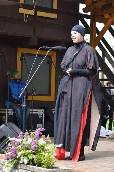 Nedělní program folklorního festivalu v místním amfiteátru.