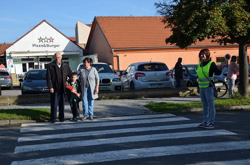 Velvarské školáky přivítala také pilná včelka, děti si užily soutěže i dílničky.