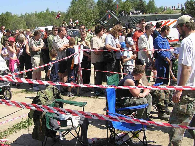 Na jízdu v BVP čekali lidé v dlouhých frontách. Na akci zavítalo celkem tři a půl tisíce návštěvníků.