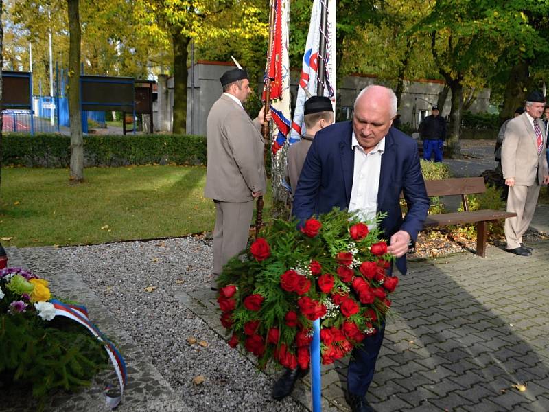 Tajemník Magistrátu města Kladno Zdeněk Slepička se přišel poklonit památce umučených sokolů