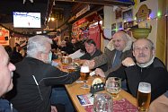 Ze setkání bývalých gymnazistů, kteří si říkají Zubři, v restauraci U České Lípy v Kladně.