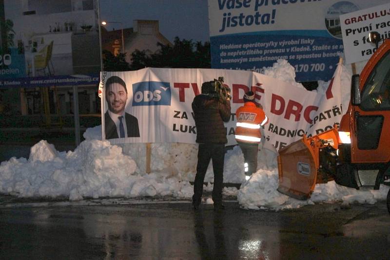 Kladno zasypaly tuny sněhu. Z Krušných hor nechal bílou nadílku dovézt exprimátor Volf.