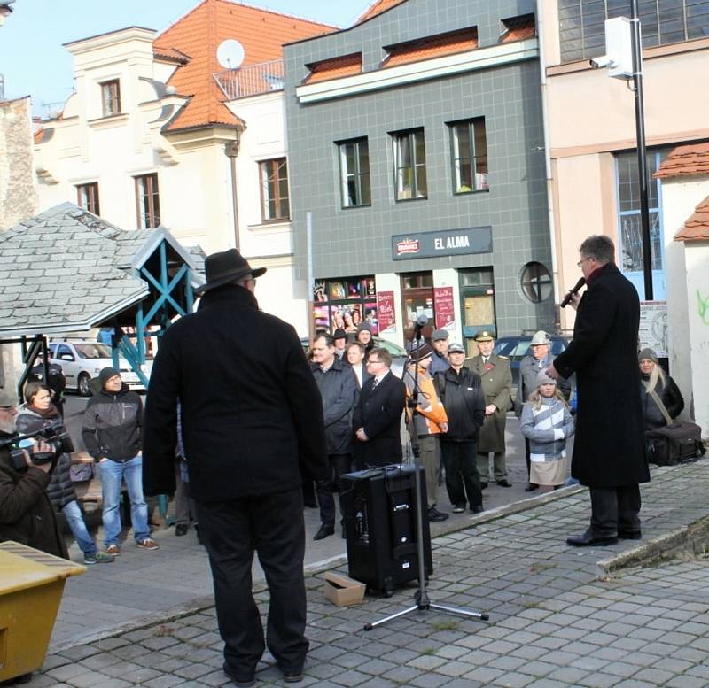 Den válečných veteránů si připoměli také ve Slaném na městském tržišti u pamětní desky.