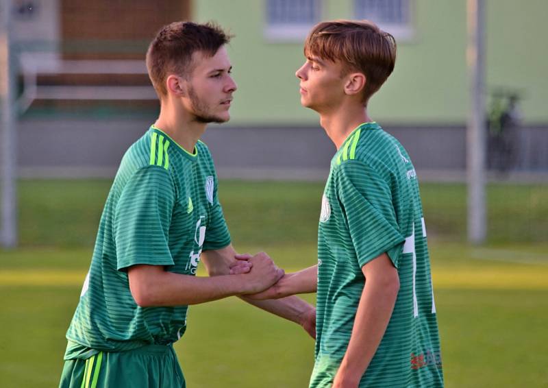 V duelu dvou aspirantů na postup do I. A třídy si Hostouň B (v zeleném) poradila doma se Slaným 2:1.