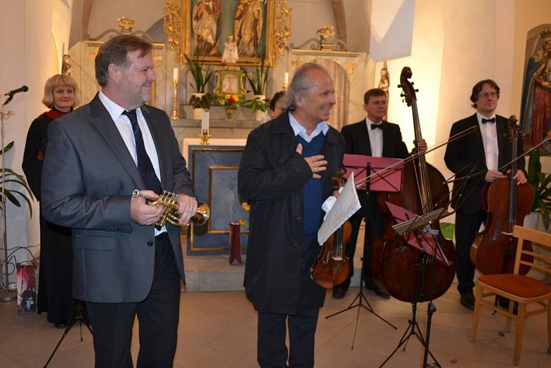 Nedělní koncert v tuchlovickém kostele poctil svou účastní houslový virtuóz Václav Hudeček. Při hře ho doprovodil smyčcový soubor Consortium Pragense.