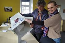 Sčítání hlasů v Lotouši.