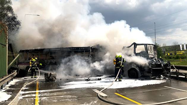 Požár autobusu a tahače na Pražském okruhu.