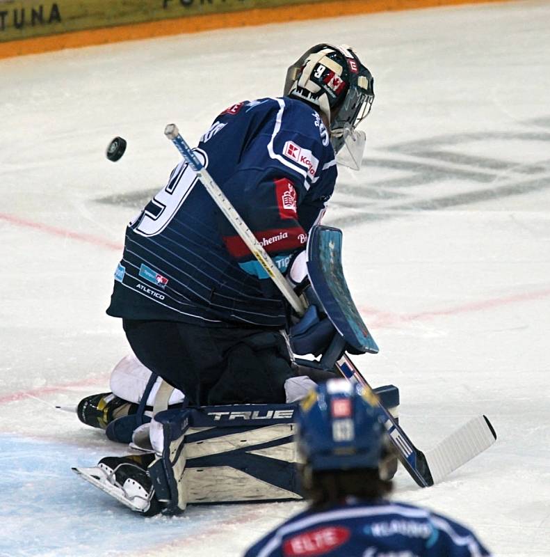 Jaromír Jágr vymyslel speciální zápas Kladno - Sparta na podporu Ukrajiny. Hrálo se v 02 areně, Sparta vyhrála 4:1. A výtěžek, který poputuje potřebných, se vyšplhal na tři a půl milionu korun. 