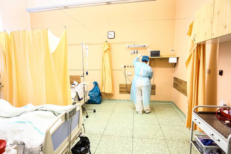 Covid jednotka intenzívní péče v nemocnici ve Slaném na jaře 2021.