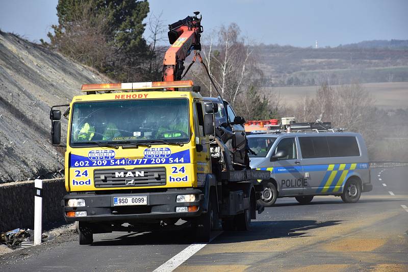 Na dálnici D7 se srazilo osobní auto s nákladním. Řidiče vyprošťovali hasiči.