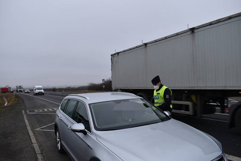 Policisté obestavěli hranice Kladenska, lidé nařízení vesměs dodržují.