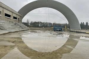 Oblouk nové sportovní haly už se vyjímá nad Slaným. Hotovo bude příští rok.