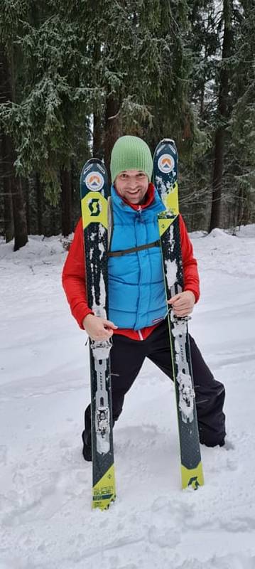 Zalyžovat si lze i bez vleku, skialpinismus má svoje neopakovatelné kouzlo. Výprava na Klínovec.