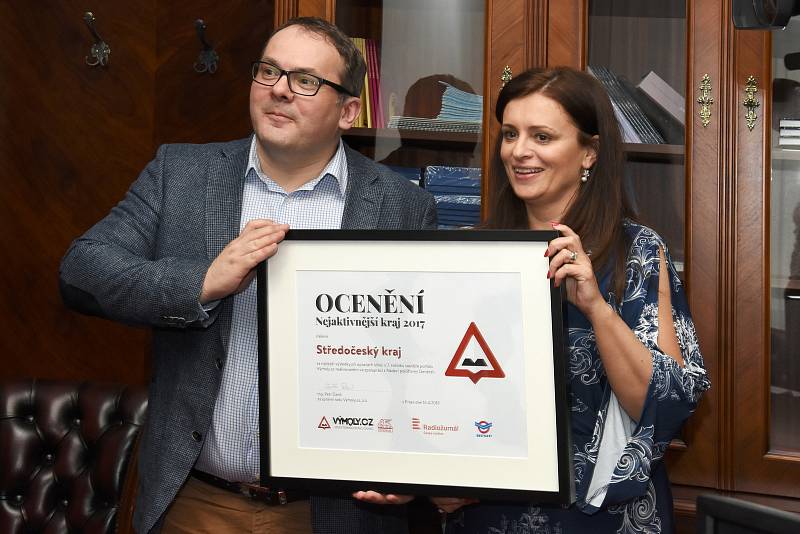 Ocenění za aktivitu v opravách silnic převzala v pondělí hejtmanka Středočeského kraje. Certifikát Nejaktivnější kraj roku 2017 jí předal Petr Čaník z projektu Výmoly.cz jako ocenění, že loni bylo v kraji opraveno 313 ze 738 výtluků komunikací nahlášených