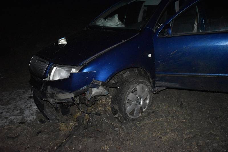 U Kačice nedaleko nájezdu na D6 havarovalo osobní auto, dvě ženy se zranily.