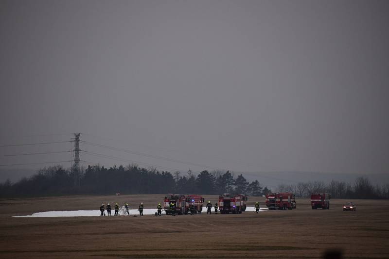 Nouzové přistání letadla Cessna 17. března 2022 na slánském letišti.