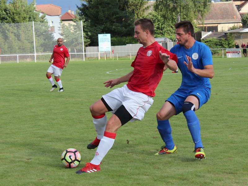 Tuchlovice (v červeném) prohrály doma s Hvozdnicí 0:1. Vlevo Pavel Hafenrichter