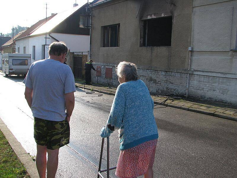 Likvidace požáru v ulici Sokola Tůmy v Kladně-Švermově