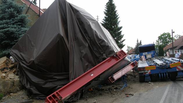 Dopravní nehoda kamionu s rozměrným nákladem zablokovala dopravu v obci Vítov.