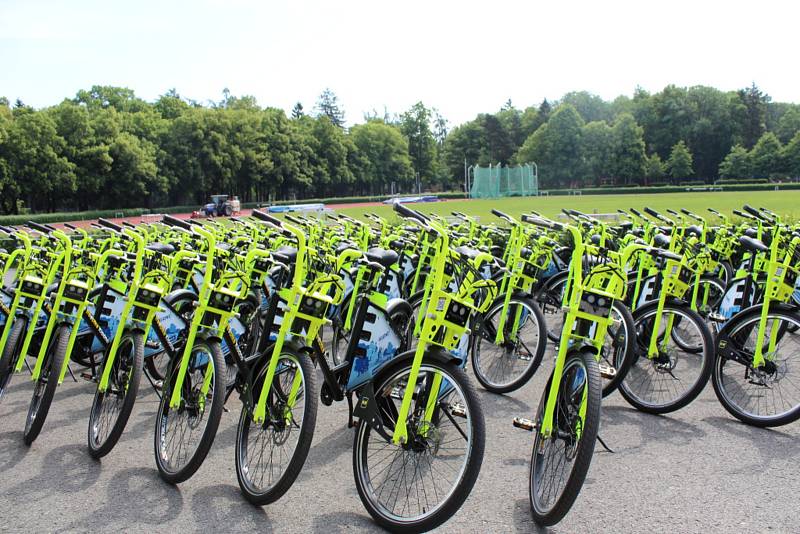 Růžová běžná kola vystřídala zeleno-žlutá elektrokola.