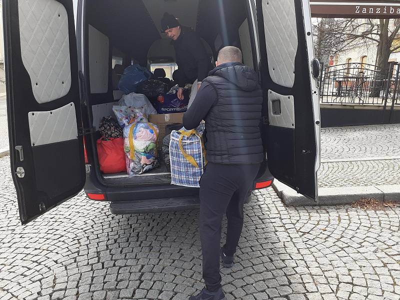 Manželé Lenka a Michayl jsou rodilými Ukrajinci a v Kladně žijí už třicet let. Jejich pomoc aktuálně nejvíce míří k opuštěným dětem na Ukrajině, kterým se zatím nepodařilo dostat do bezpečí.