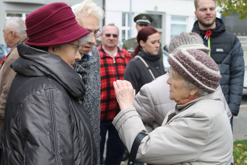 Položení květinových věnců na náměstí Svobody v Kladně u příležitosti Dne válečných veteránů.