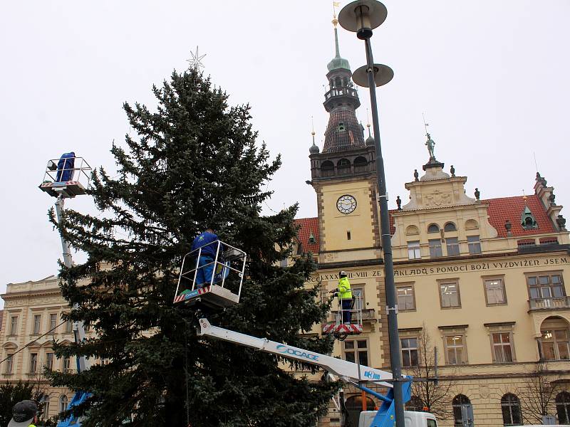 Instalace výzdoby na kladenském náměstí Starosty Pavla.