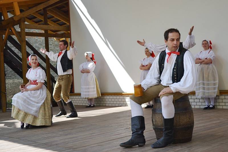 Středočeský folklorní festival Tuchlovická pouť se konal počtyřiadvacáté.