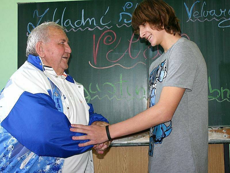 Někdejší český hokejový reprezentant, dnes již nežijící, Augustin Bubník, předal dětem své otřesné i dobré zkušenosti, které nesmějí být zapomenuty ve Velvarské škole v roce 2010.