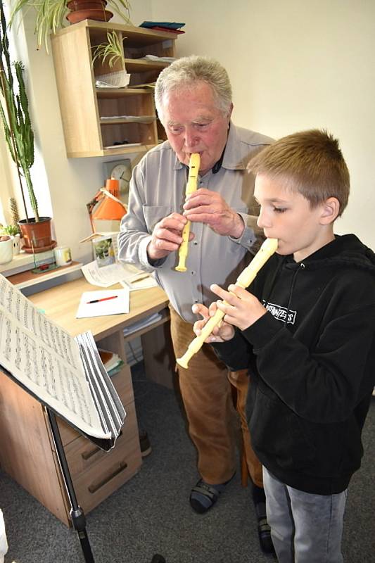 Učitel dechových nástrojů Rudolf Hyška při výuce hry na flétnu se svým žákem.