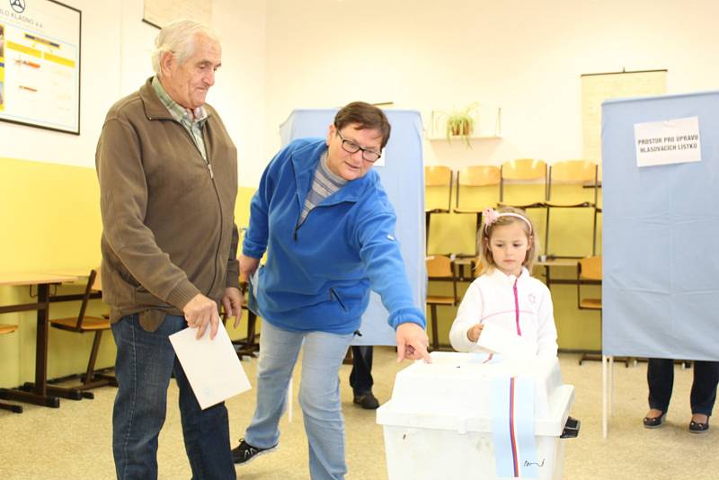 Volební místnost v budově Střední průmyslové školy a Vyšší odborné školy Kladno.