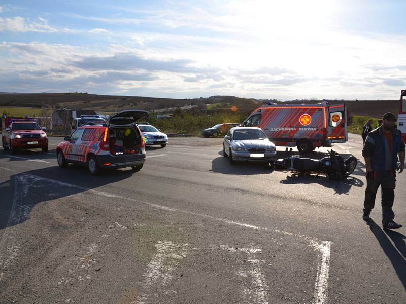 Nehoda se stala na sjezdu z rychlostní silnice R7 u obcí Knovíz a Jemníky.