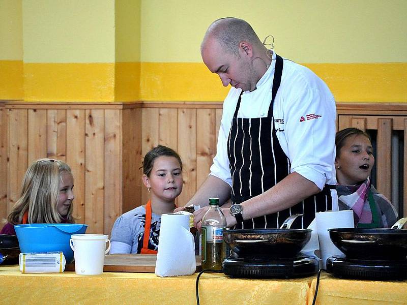 Kuchařská dvojice Ondřej Slanina a Filip Sajler, známí z televizního pořadu Kluci v akci, ve čtvrtek zavítala do Základní školy ve Vodárenské ulici v Kladně (8. ZŠ), aby u dětí zábavnou formou propagovala zdravé stravování.