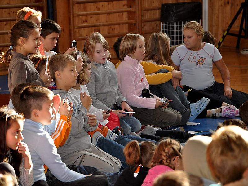 Kuchařská dvojice Ondřej Slanina a Filip Sajler, známí z televizního pořadu Kluci v akci, ve čtvrtek zavítala do Základní školy ve Vodárenské ulici v Kladně (8. ZŠ), aby u dětí zábavnou formou propagovala zdravé stravování.