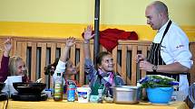 Kuchařská dvojice Ondřej Slanina a Filip Sajler, známí z televizního pořadu Kluci v akci, ve čtvrtek zavítala do Základní školy ve Vodárenské ulici v Kladně (8. ZŠ), aby u dětí zábavnou formou propagovala zdravé stravování.