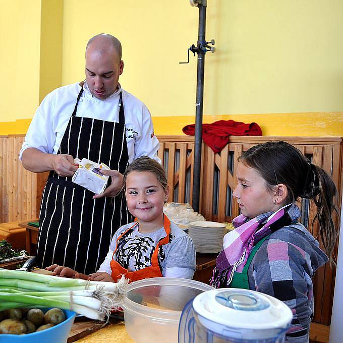 Kuchařská dvojice Ondřej Slanina a Filip Sajler, známí z televizního pořadu Kluci v akci, ve čtvrtek zavítala do Základní školy ve Vodárenské ulici v Kladně (8. ZŠ), aby u dětí zábavnou formou propagovala zdravé stravování.