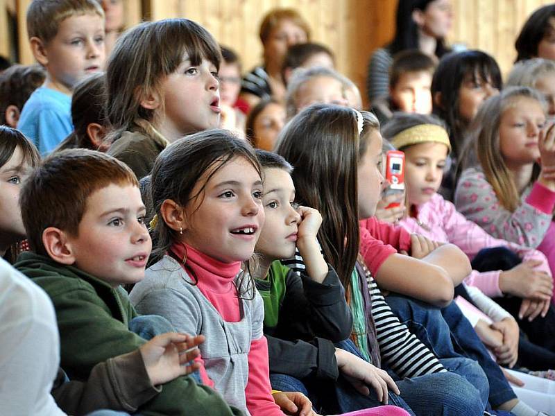 Kuchařská dvojice Ondřej Slanina a Filip Sajler, známí z televizního pořadu Kluci v akci, ve čtvrtek zavítala do Základní školy ve Vodárenské ulici v Kladně (8. ZŠ), aby u dětí zábavnou formou propagovala zdravé stravování.