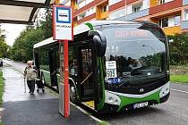 Kladeňáci si užívají nové autobusy, v úterý dorazí i první elektrobus.