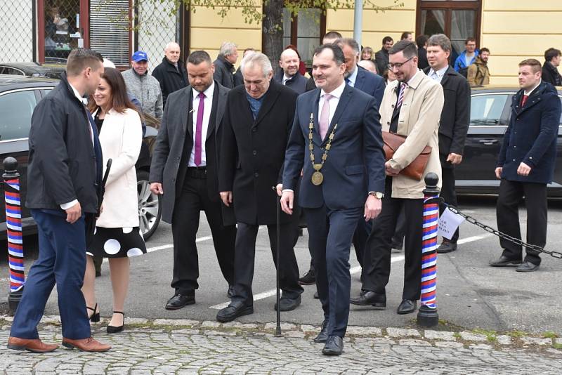Návštěva prezidenta Miloše Zemana ve Slaném na náměstí.