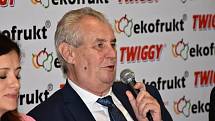 Prezident Miloš Zeman na návštěvě ve Slaném v ovocnářské společnosti Ekofrukt, kde se setkal také se zaměstnanci.